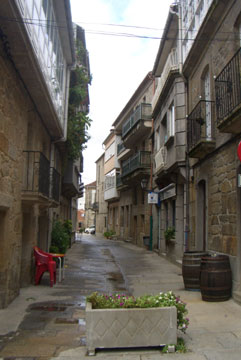 A narrow street in Cuntis