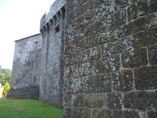 Vimianzo castle's outer walls