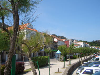 The walkway between the ocean and the town