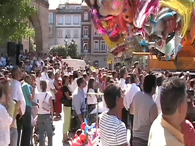  Crowds at the fiesta